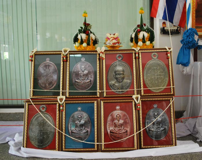 เหรียญหลวงพ่อคูณ รุ่น เจริญพร วัดหนองไผ่ล้อม เนื้อทองแดงรมมันปู หมายเลข 899 กล่องเดิม