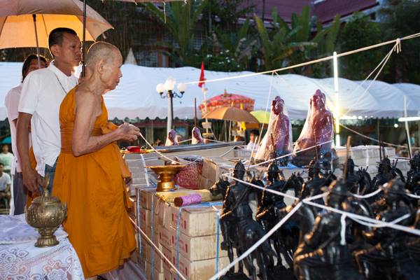 ตะกรุดมหาปราบ อมิตรพ่าย เนื้อตะกั่ว ยาว 1 นิ้ว หลวงปู่บัว ถามโก เป็นประธานเททอง เคาะเดียวครับ