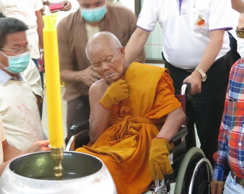 หลวงพ่อคูณ EOD 2 เหรียญรูปไข่ครึ่งองค์เนื้อทองระฆังหน้ากากทองแดง แยกจากชุดกรรมการเล็ก