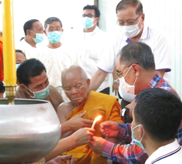 หลวงพ่อคูณ EOD 2 เหรียญรูปไข่ครึ่งองค์เนื้อทองระฆังหน้ากากทองแดง แยกจากชุดกรรมการเล็ก