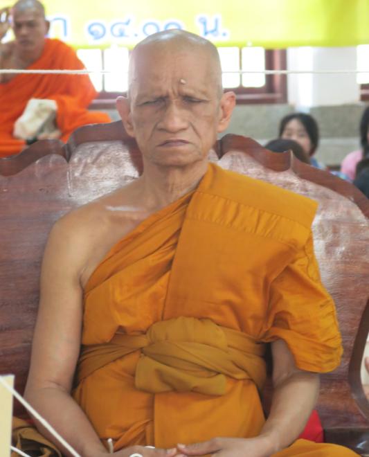 หลวงพ่อคูณ EOD 2 เหรียญรูปไข่ครึ่งองค์เนื้อทองระฆังหน้ากากทองแดง แยกจากชุดกรรมการเล็ก