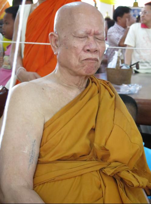 หลวงพ่อคูณ EOD 2 เหรียญรูปไข่ครึ่งองค์เนื้อทองระฆังหน้ากากทองแดง แยกจากชุดกรรมการเล็ก