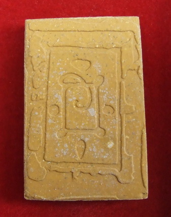 พระสมเด็จ ล.พ.แดง วัดเขาบันไดอิฐ เพชรบุรี ปี 2537 เนื้อเหลือง สภาพสวย กล่องเดิม จำนวน 2 องค์