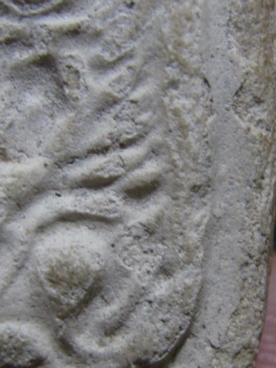 พระกรุวัดคูสลอด เนื้อผง พิมพ์ทรงครุฑ หลวงพ่อปานวัดบางนมโค ปลุกเสก สภาพพอใช้