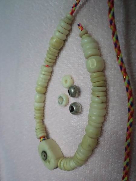 2,500.- สร้อยงาช้างแท้ ยาว 17-18 นิ้ว มีแถมสร้อยข้อมือยาว 7 นิ้ว