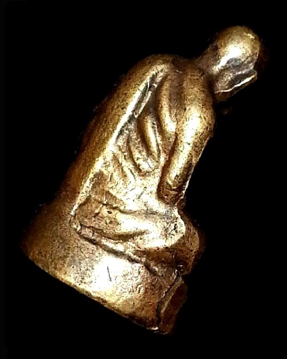 รูปเหมือนหล่อโบราณ พ่อท่านคล้าย " พิมพ์หลังคู้ " ( กริ่งดังกังวาล ) พระหล่อเต็มมีคราบน้ำทอง รอยตะไบ