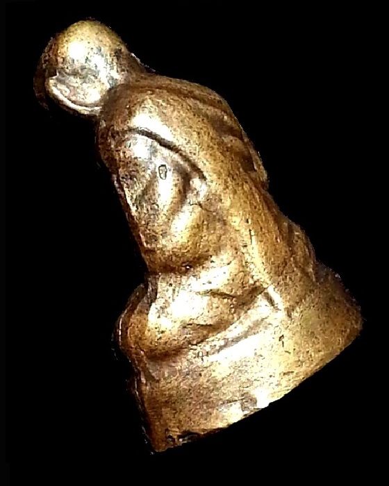 รูปเหมือนหล่อโบราณ พ่อท่านคล้าย " พิมพ์หลังคู้ " ( กริ่งดังกังวาล ) พระหล่อเต็มมีคราบน้ำทอง รอยตะไบ