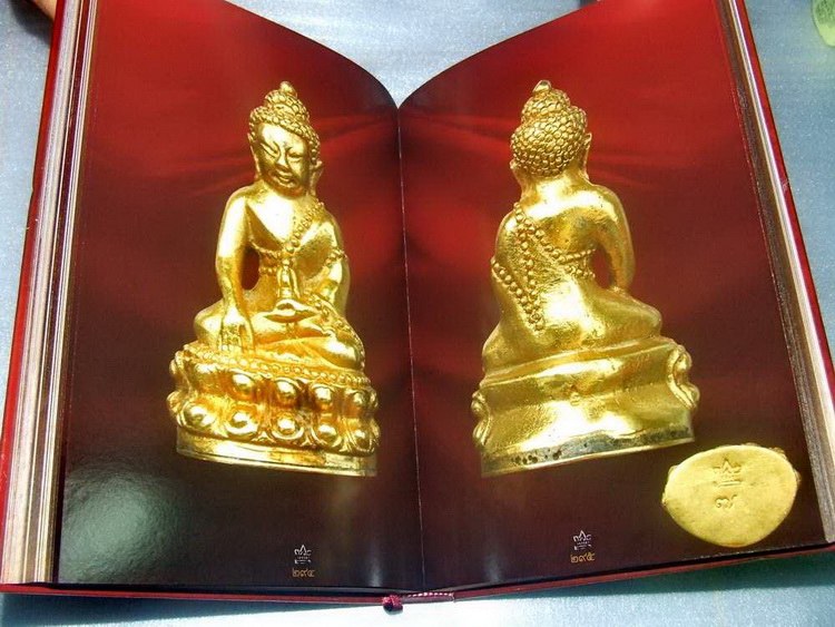 หนังสือ ย้อนรอย หลวงปู่ทิม (พระครูภาวนาภิรัต) วัดละหารไร่ จ.ระยอง จัดทำโดย อ.ชินพร สุขสถิตย์ 