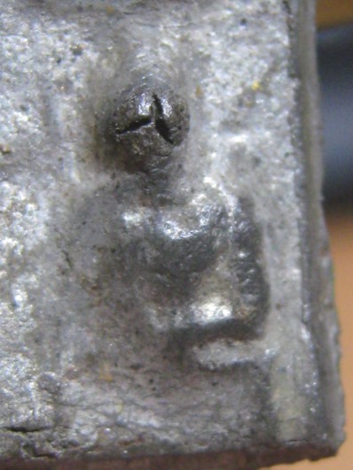 พระหัวใจกำแพงตัดสี่ เนื้อชินเงิน จ.สุโขทัย สภาพพอสวย มาพร้อมบัตรรับรอง 