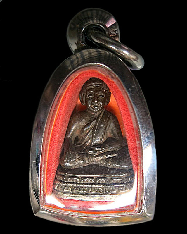 พระชัยวัฒน์โลกนาถ หลวงพ่อคง วัดวังสรรพรส  เนื้อนวะก้นเงิน รุ่นแรก ปี 2526 สร้างน้อย จันทบุรี