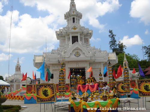สรงน้ำ50 พลังแผ่นดิน เหรียญ3Kลงยาสีดำ พร้อมกรอบทองไมครอน เดิมๆจากวัด...