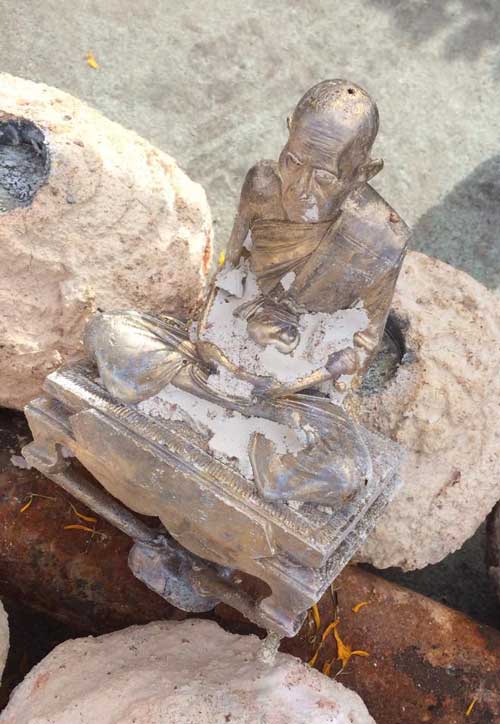 !!พระบูชารูปเหมือนขาโต๊ะรุ่นแรก หน้าตัก 5 นิ้ว หลวงพ่อรวย วัดตะโก หมายเลข ๒๑๖ เมตตาจัดสร้างแก่เจ้าภา