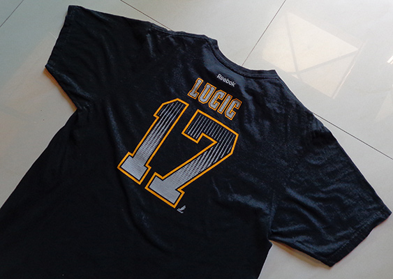 เสื้อยืด ADIDAS ของแท้ XL สีดำ สกรีนยางโลโก้กลางอกสีฟ้า สวยเด่น พิเศษแถมเสื้อ REEBOK ให้อีกตัวครับ