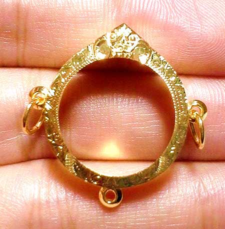 กรอบทองยกซุ้ม สามห่วง ใส่เหรียญกลม/ลูกอม ที่มีขนาดกว้าง+สูง1.7ซมน้ำหนัก1.63 กรัมราคา2620 บาท