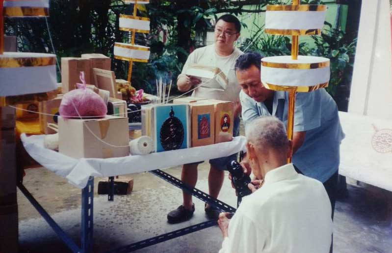 ล็อกเก็ต ยี่กอฮง ฉากสีเเดงหลังผงพุทธคุณสีดำ ฝังพลอย 1 เม็ด พิธีบ่วงสื่อเฮง (เฮงหมื่นเรื่อง) ท่านขุนพ