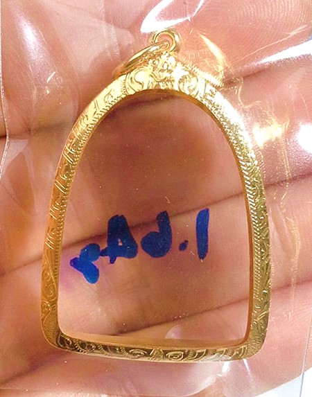 กรอบทองยกซุ้ม ใส่พระรูปหล่อเทพประทานพร หลวงพ่ออคูณ/ลพ.เงิน น้ำหนัก 1.64กรัมราคา2630บาท 
