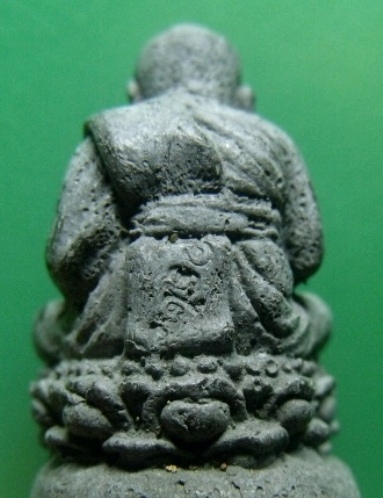 **วัดใจ**หลวงปู่ทวดพิมพ์ลอยองค์บัวรอบ เนื้อว่าน องค์ใหญ่ มีโค้ดด้านหลัง เก่าๆ ไม่ทราบที่**สวยๆ