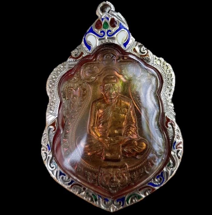 เหรียญ 6 รอบเนื้อชนวนหูตันสวยๆเบอร์ 6035 เลี่ยมเงินยกซุ้มลงยาพร้อมใช้ พระแท้เก้คืนเต็ม