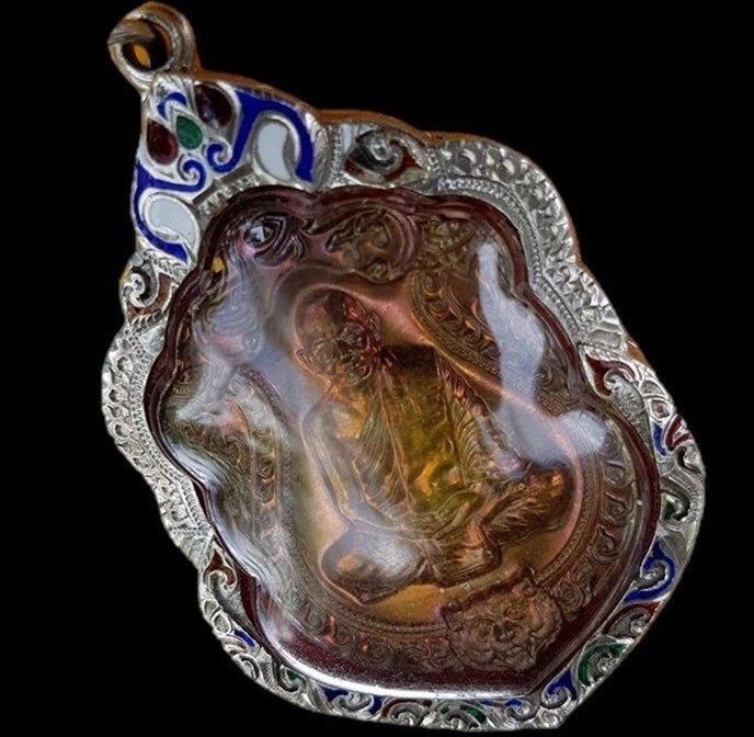 เหรียญ 6 รอบเนื้อชนวนหูตันสวยๆเบอร์ 6035 เลี่ยมเงินยกซุ้มลงยาพร้อมใช้ พระแท้เก้คืนเต็ม