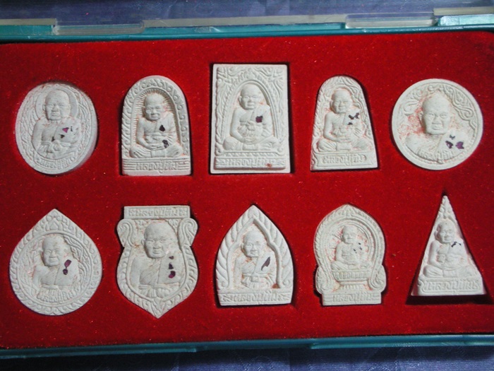 ขายเหมาหลวงปู่ทิมวัดพระขาวยกชุด 26ชิ้นราคาเบาๆเคาะเดีวยแดงครับ