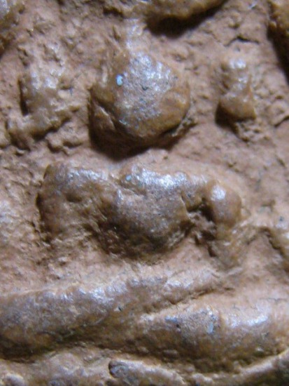 พระงบน้ำอ้อย เนื้อดิน พิมพ์อุกลาง กรุหนองแซง จ.สระบุรี สภาพพอสวย