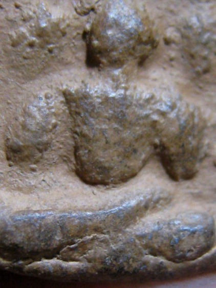 พระงบน้ำอ้อย เนื้อดิน พิมพ์อุกลาง กรุหนองแซง จ.สระบุรี สภาพพอสวย