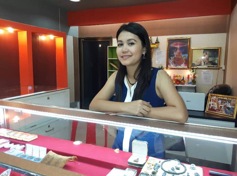 เหรียญเม็ดยาพระพิจิตร เลี่ยมทอง หลวงปู่หมุน ปลุกเสก