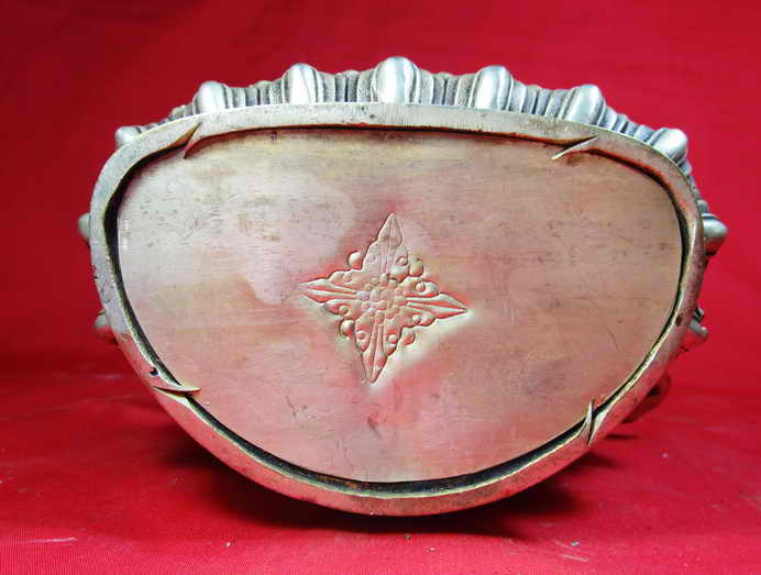  เจ้าแม่กวนอิม เนื้อโลหะกะไหล่เงิน ฐานกว้าง 5 นิ้ว สูง 8.5 น ิ้วว เคาะแรกถึงขั้นต่ำ 1700