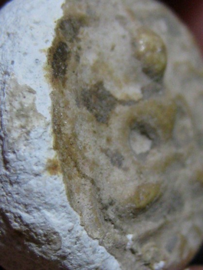 พระกรุวัดคู้สลอด พิมพ์จันทร์ลอย เนื้อผง จ.พระนครศรีอยุธยา สภาพพอใช้