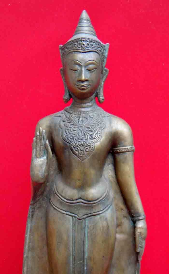 พระพุทธรูปปางห้ามญาติ ทรงเครื่อง เนื้อขันลงหินผิวเก่า ความสูง 20 นิ้ว ผิวพระเริ่มมีอายุ หล่อองค์พระอ