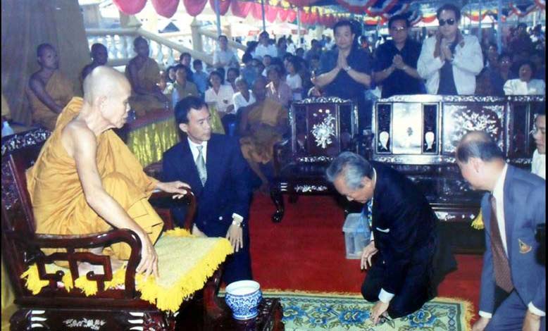 เหรียญกษาปณ์หลวงพ่อคูณ วัดบ้านไร่ รุ่น ทวีคูณ เนื้อเงิน เลข ๕,๙๙๑ ถุงกำมะหยี่