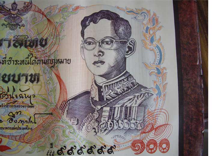 ภาพธนบัตรร้อยบาทเก่า ขนาด 20x28 นิ้ว จัมโบ้..รุ่นลาภผลพูนทวี กระดาษเริ่มกรอบ อายุไม่ต่ำกว่า 40 ปี..