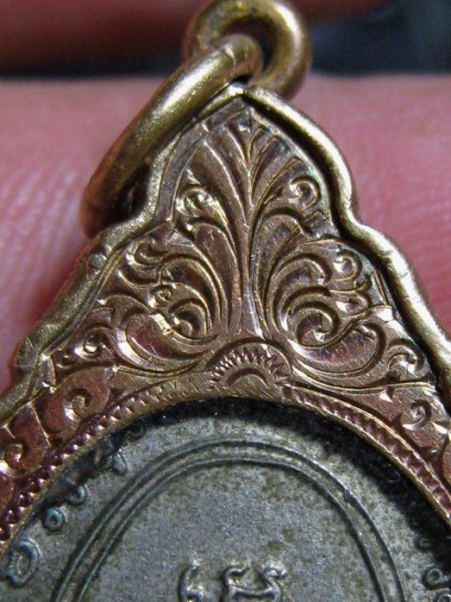 เหรียญแจกแม่ครัวหลวงพ่อแดง ปี2505 เนื้ออัลปาก้า วัดเขาบันไดอิฐ จ.เพชรบุรี มีเลี่ยมทองแท้หนา