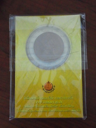 เหรียญในหลวง บรมราชาภิเษกครบ 50 ปี พ.ศ.2553 บรรจุในตลับ และแผ่นพับพระราชประวัติ