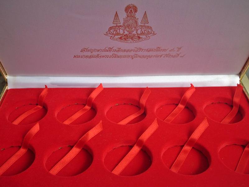 ...กล่องฯเหรียญในหลวง...  >>>  ..รุ่น " ฉลองสิริราชสมบัติครบ ๕๐ ปี "..  <<< ...ใส่เหรียญ 10 ช่อง...