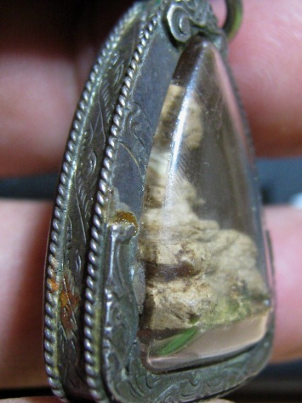 พระท่านเจ้าคุณนรฯ พิมพ์หลวงพ่อทวด ปี13 เนื้อผง วัดเทพศิรินทร์ กรุงเทพฯ มีเลี่ยมเงินพร้อมห้อย