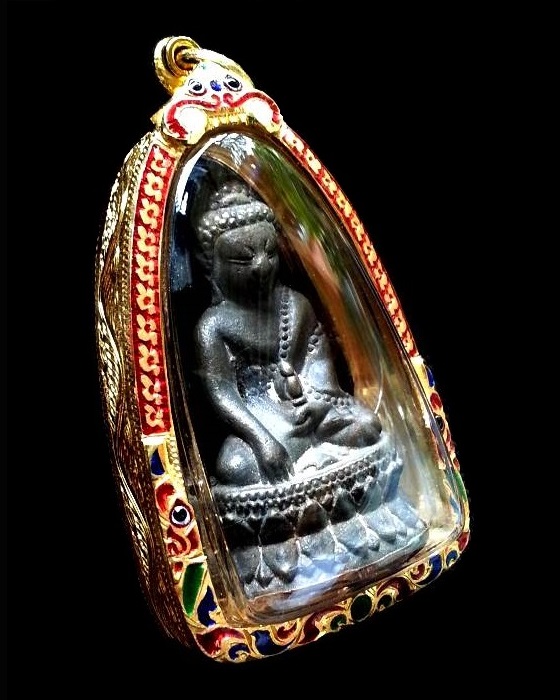 พระกริ่งมงคลมหาเศรษฐี (รุ่นแรก) หลวงปู่บัว ถามโก เนื้อนวะโลหะก้นทองแดง หมายเลข ๑๓๖๔ พร้อมกล่องเดิม 