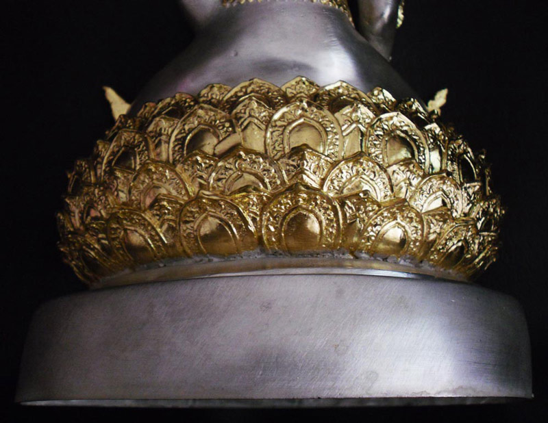 พระบูชาทรงเครื่อง หน้าตัก 5 นิ้ว ผิวกัดเงิน ปิดทองคำแท้ (2)