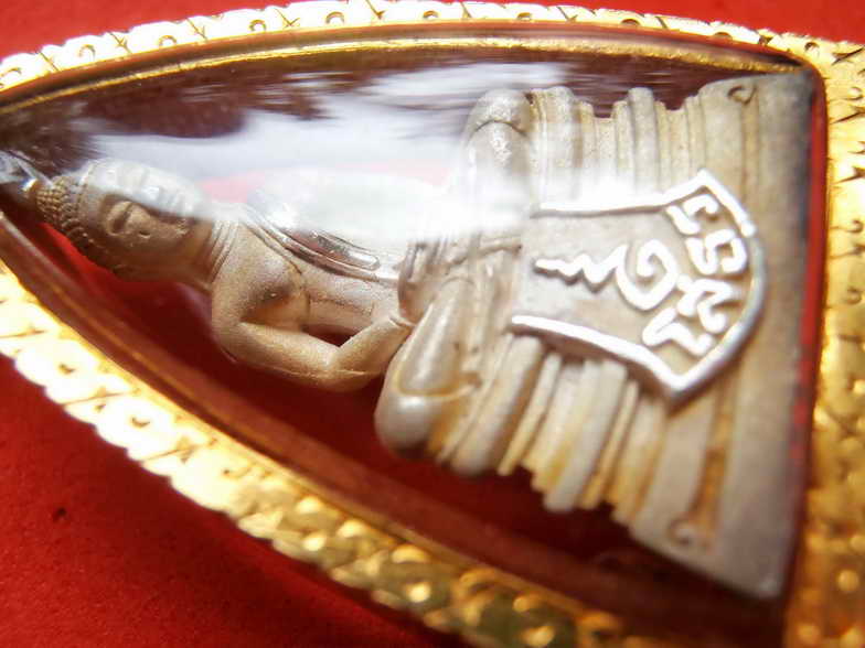 หลวงพ่อโสธร รุ่น ๘๐ ปี กรมตำรวจ เนื้อเงินขัดเงาบางส่วน นิยมคอสามเส้น เลี่ยมทองสวยเดิม