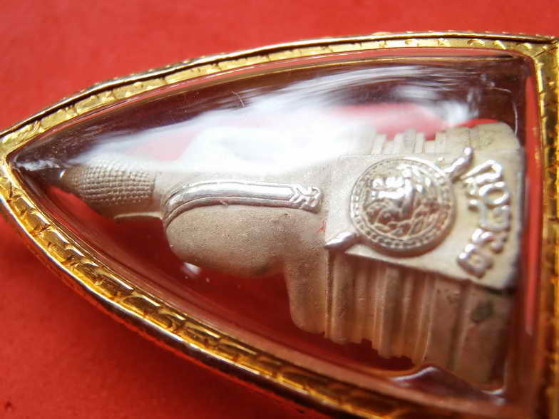 หลวงพ่อโสธร รุ่น ๘๐ ปี กรมตำรวจ เนื้อเงินขัดเงาบางส่วน นิยมคอสามเส้น เลี่ยมทองสวยเดิม