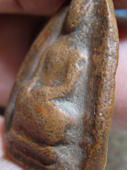 พระสรรค์นั่ง พิมพ์ใหญ่ ฝนขอบเก่า เนื้อดิน จ.ชัยนาท พระเนื้อจัด คลาสสิค