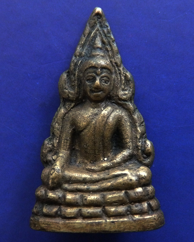 พระพุทธชินราชอินโดจีน พิมพ์สังฆาฎิยาวหน้านาง เนื้อทองผสม มีโค๊ด ปี 2485 เลี่ยมทองยกซุ้มลงยา