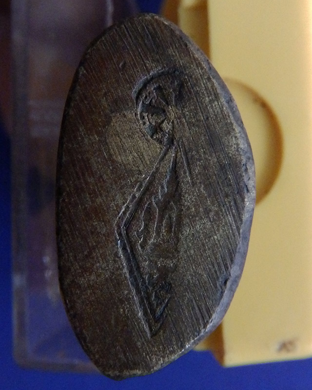 พระพุทธชินราชอินโดจีน พิมพ์สังฆาฎิยาวหน้านาง เนื้อทองผสม มีโค๊ด ปี 2485 เลี่ยมทองยกซุ้มลงยา