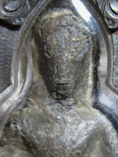 พระอู่ทอง เนื้้อชินเงิน กรุวัดเทวสังฆาราม (วัดเหนือ) จ.กาญจนบุรี มีเลี่ยมเงินหนา ๆ พร้อมห้อย 