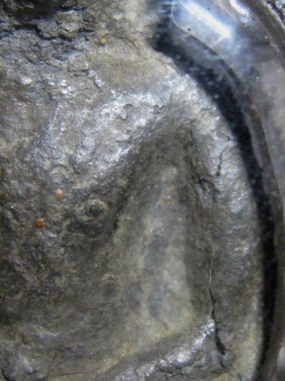 พระอู่ทอง เนื้้อชินเงิน กรุวัดเทวสังฆาราม (วัดเหนือ) จ.กาญจนบุรี มีเลี่ยมเงินหนา ๆ พร้อมห้อย 