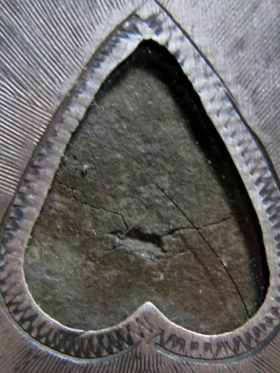 พระอู่ทอง เนื้้อชินเงิน กรุวัดเทวสังฆาราม (วัดเหนือ) จ.กาญจนบุรี มีเลี่ยมเงินหนา ๆ พร้อมห้อย 