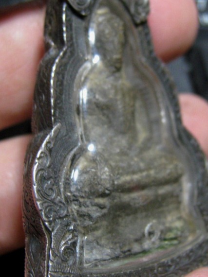 พระอู่ทอง เนื้้อชินเงิน กรุวัดเทวสังฆาราม (วัดเหนือ) จ.กาญจนบุรี มีเลี่ยมเงินหนา ๆ พร้อมห้อย 