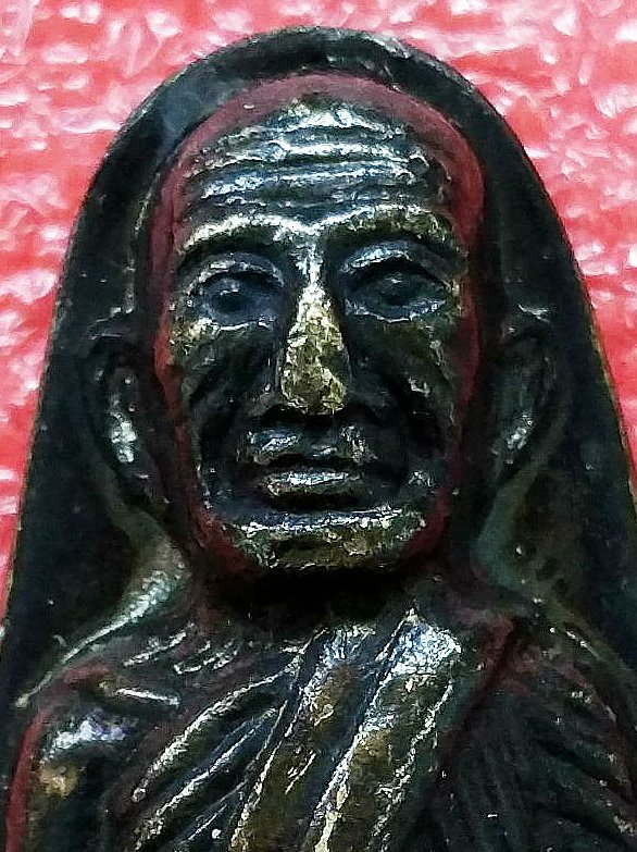 หลวงปู่ทวดหลังหนังสือ วัดช้างให้ ปี 2524 พิมพ์กรรมการ หลัง 3 จุด นิยม 