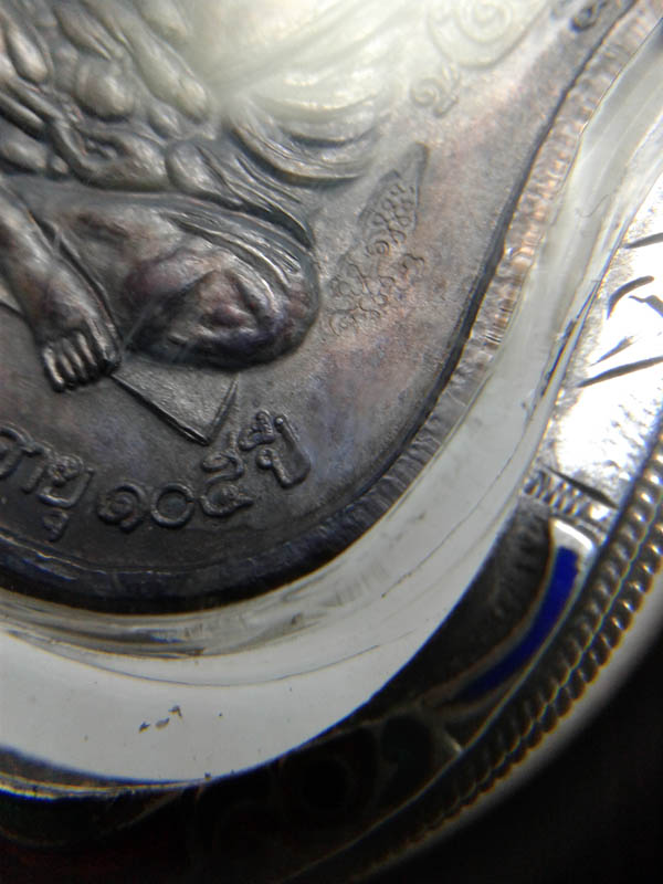 สุดยอดเหรียญยุคต้นหลวงปู่หมุน เหรียญเจริญลาภ นารายณ์ทรงครุฑ มาพร้อมเลี่ยมเงินลงยาอย่างสวยงาม