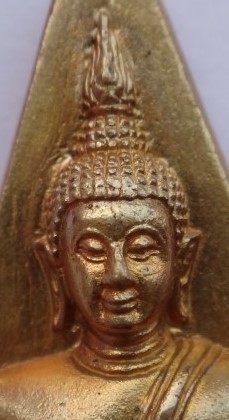 หลวงพ่อโต สามเหลี่ยม พิมพ์กลาง วัดบางพลีใหญ่ใน รุ่น 3รวย เนื่อทองทิพย์ หมายเลข 1990 เคาะเดียว